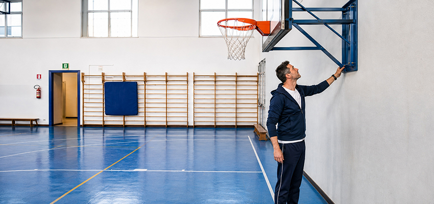 Controllo di sicurezza delle attrezzature nella palestra scolastica